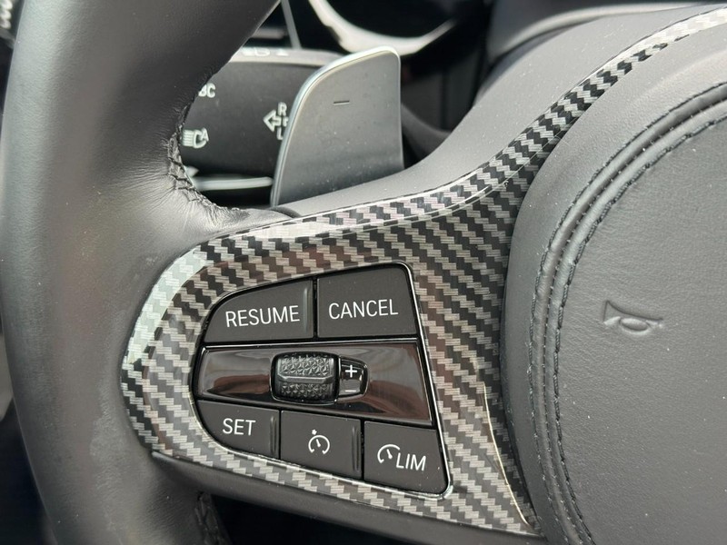 BMW 5 Series Vehicle Full-screen Gallery Image 17