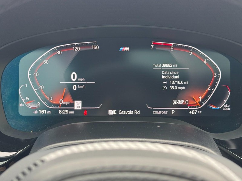 BMW 5 Series Vehicle Full-screen Gallery Image 19