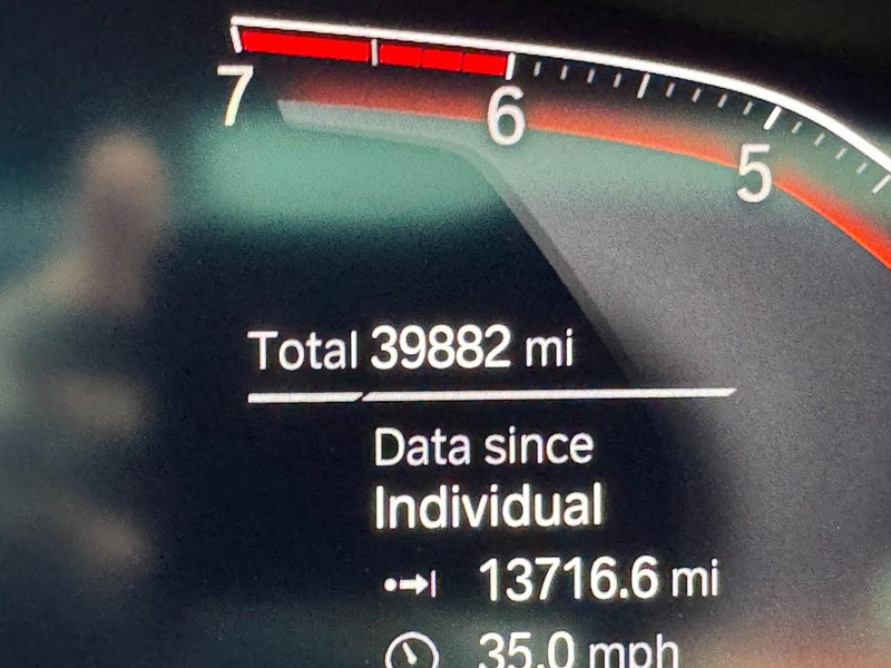 BMW 5 Series Vehicle Full-screen Gallery Image 20