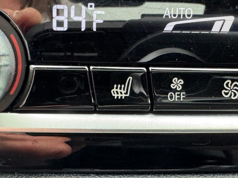 BMW 5 Series Vehicle Full-screen Gallery Image 21