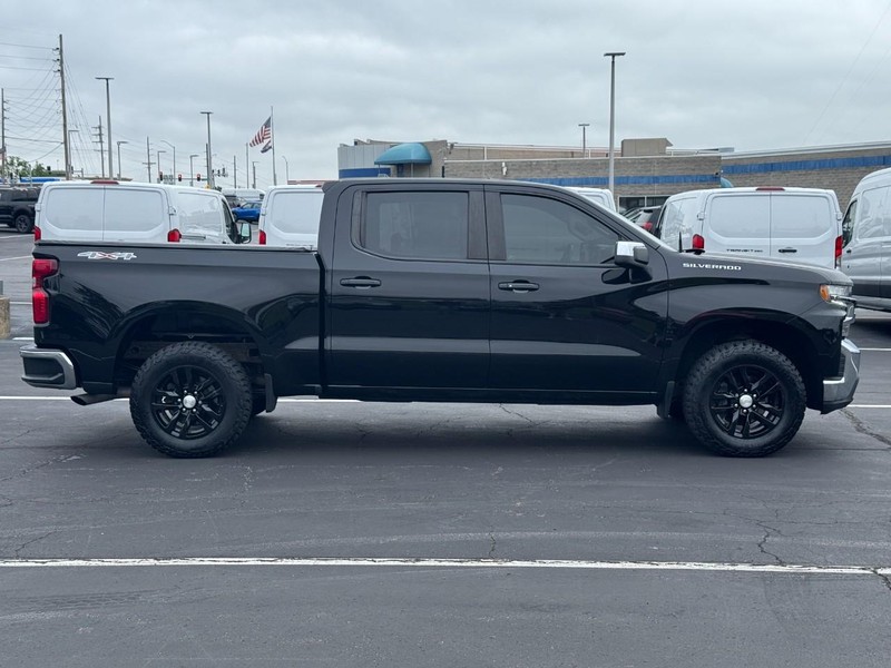 Chevrolet Silverado 1500 LTD Vehicle Full-screen Gallery Image 11