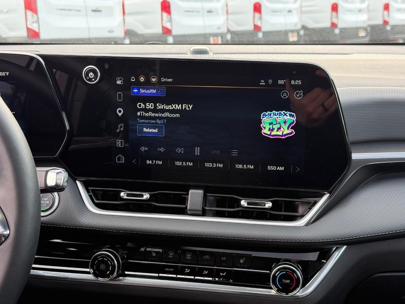 Chevrolet Equinox Vehicle Full-screen Gallery Image 16