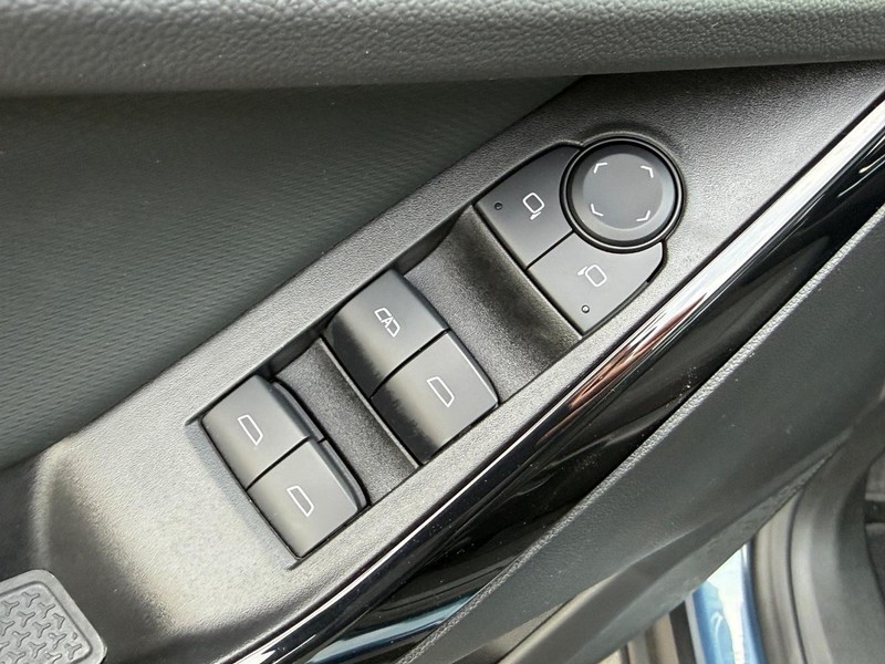 Chevrolet Equinox Vehicle Full-screen Gallery Image 17