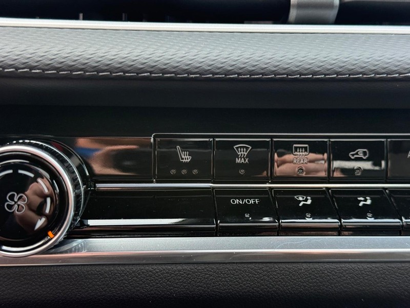Chevrolet Equinox Vehicle Full-screen Gallery Image 24