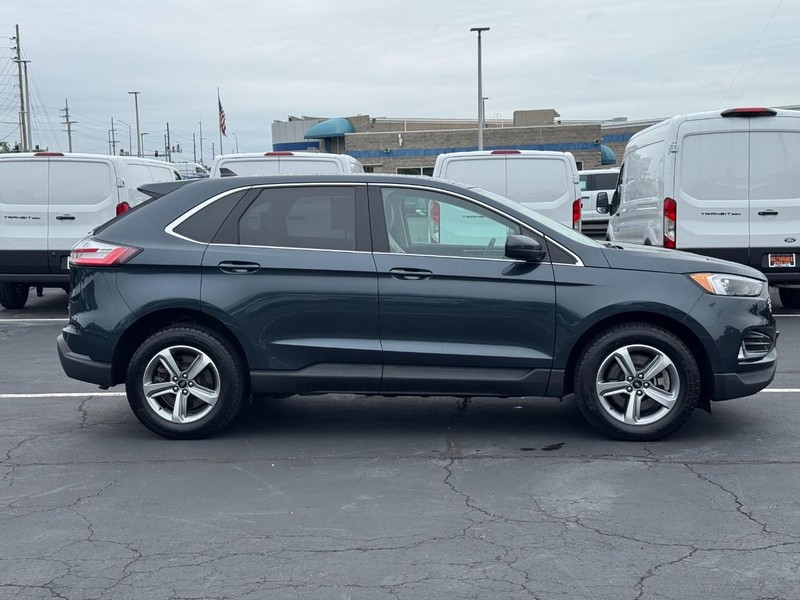Ford Edge Vehicle Full-screen Gallery Image 02