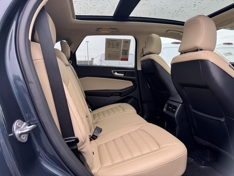 Ford Edge Vehicle Full-screen Gallery Image 11