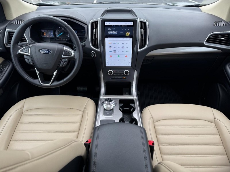 Ford Edge Vehicle Full-screen Gallery Image 12