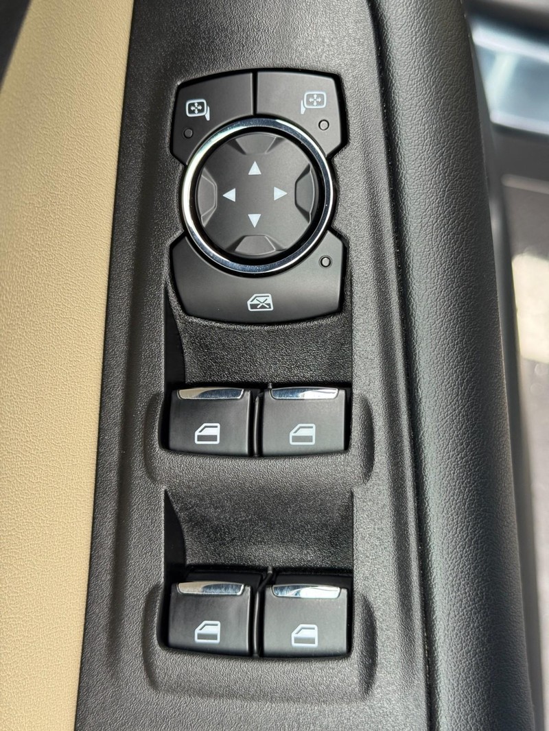 Ford Edge Vehicle Full-screen Gallery Image 16