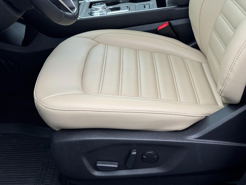 Ford Edge Vehicle Full-screen Gallery Image 17