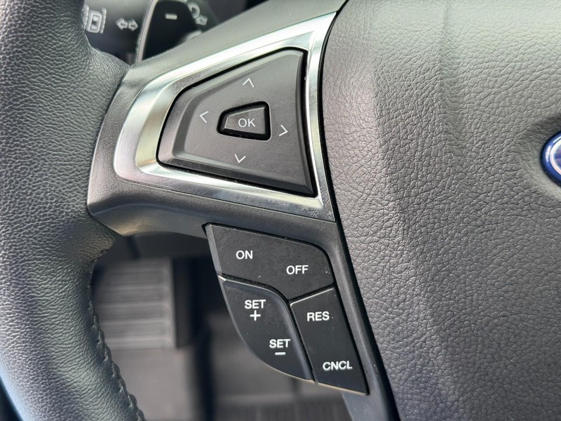 Ford Edge Vehicle Full-screen Gallery Image 18