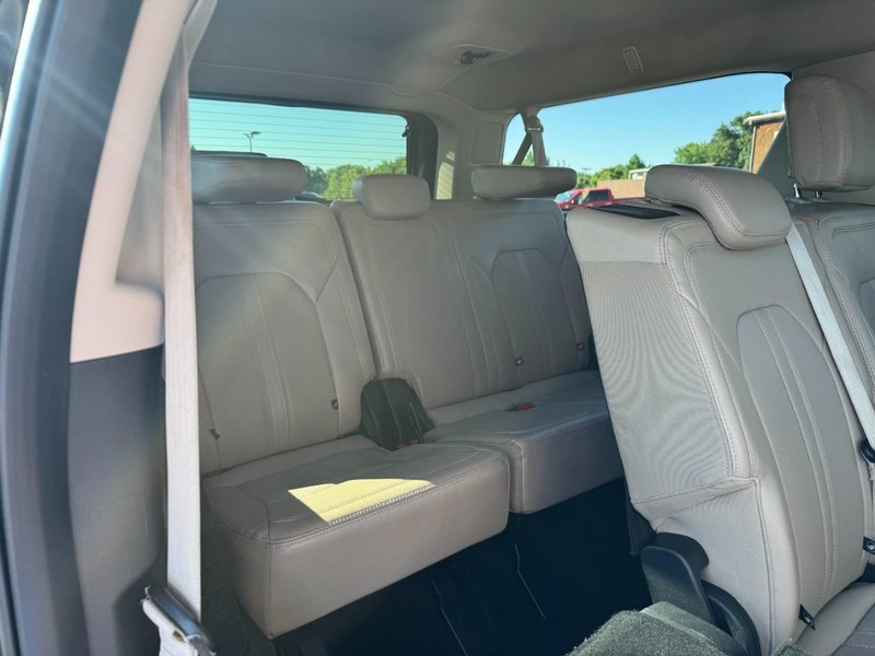 Ford Expedition Max Vehicle Full-screen Gallery Image 10