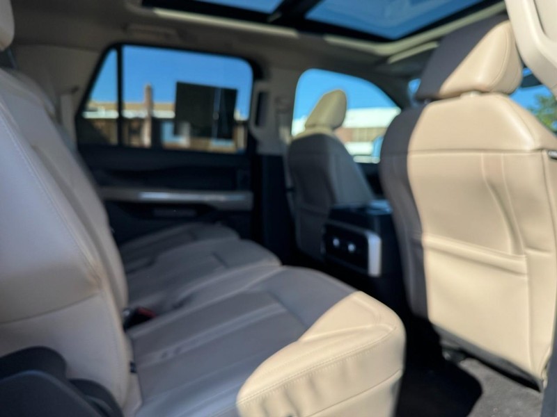 Ford Expedition Max Vehicle Full-screen Gallery Image 11
