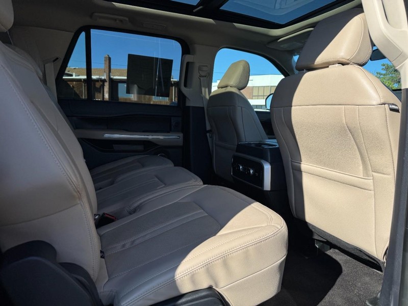 Ford Expedition Max Vehicle Full-screen Gallery Image 12