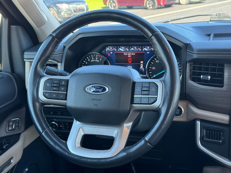 Ford Expedition Max Vehicle Full-screen Gallery Image 15