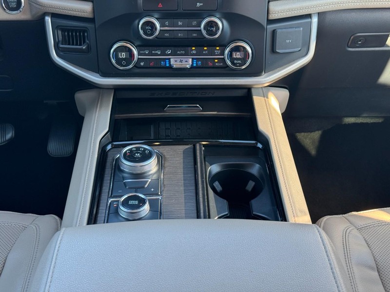 Ford Expedition Max Vehicle Full-screen Gallery Image 17