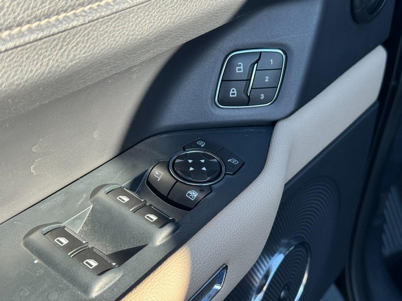 Ford Expedition Max Vehicle Full-screen Gallery Image 18