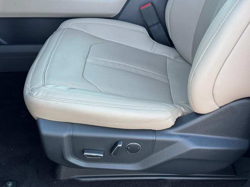 Ford Expedition Max Vehicle Full-screen Gallery Image 19