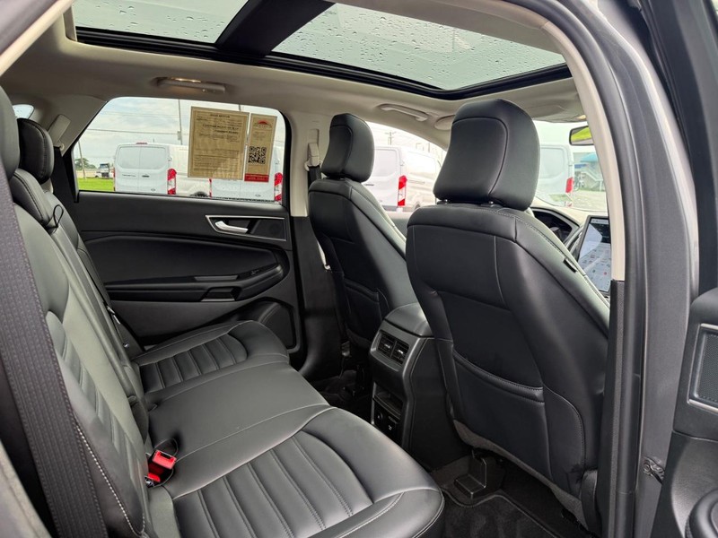 Ford Edge Vehicle Full-screen Gallery Image 11