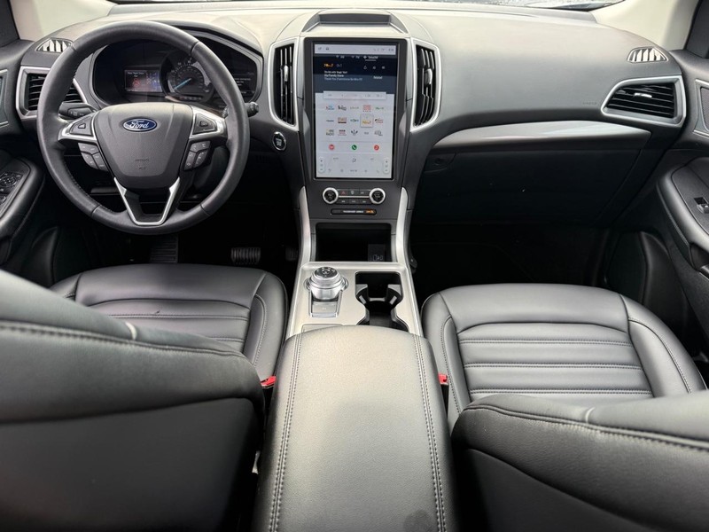 Ford Edge Vehicle Full-screen Gallery Image 12