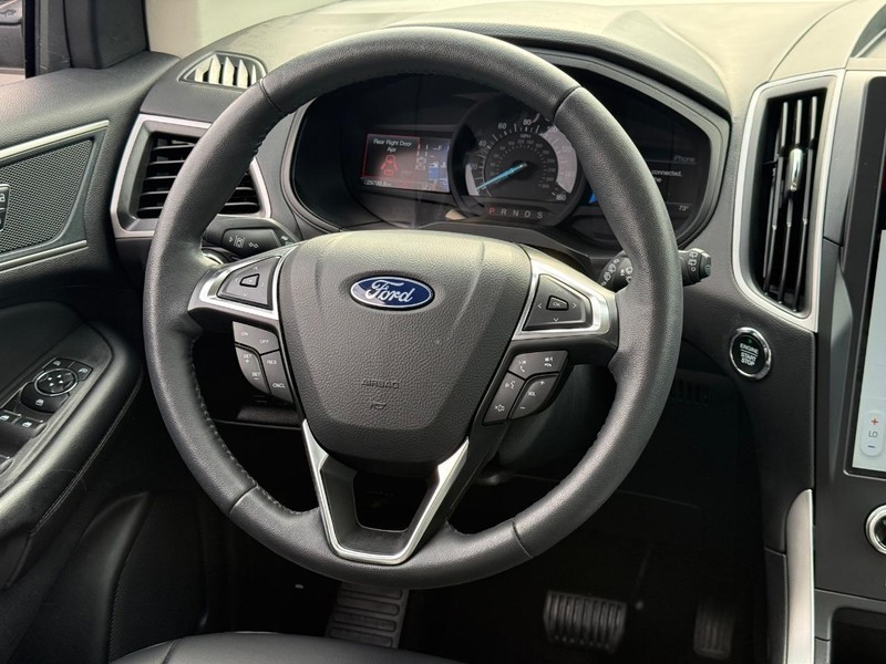 Ford Edge Vehicle Full-screen Gallery Image 13