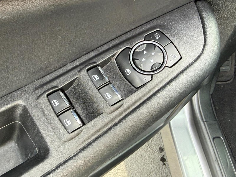 Ford Edge Vehicle Full-screen Gallery Image 16