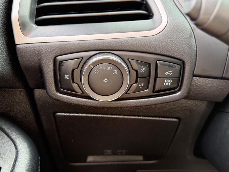 Ford Edge Vehicle Full-screen Gallery Image 18