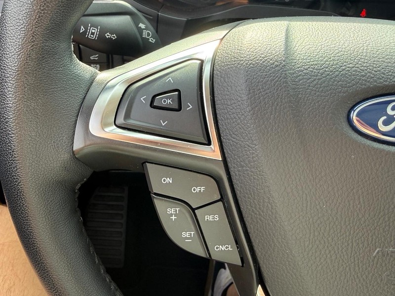 Ford Edge Vehicle Full-screen Gallery Image 19