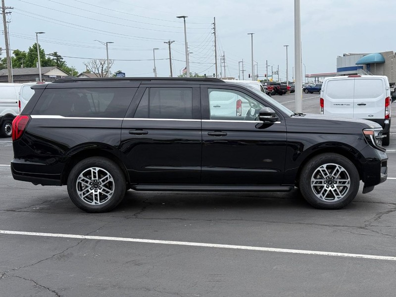Ford Expedition Max Vehicle Full-screen Gallery Image 02