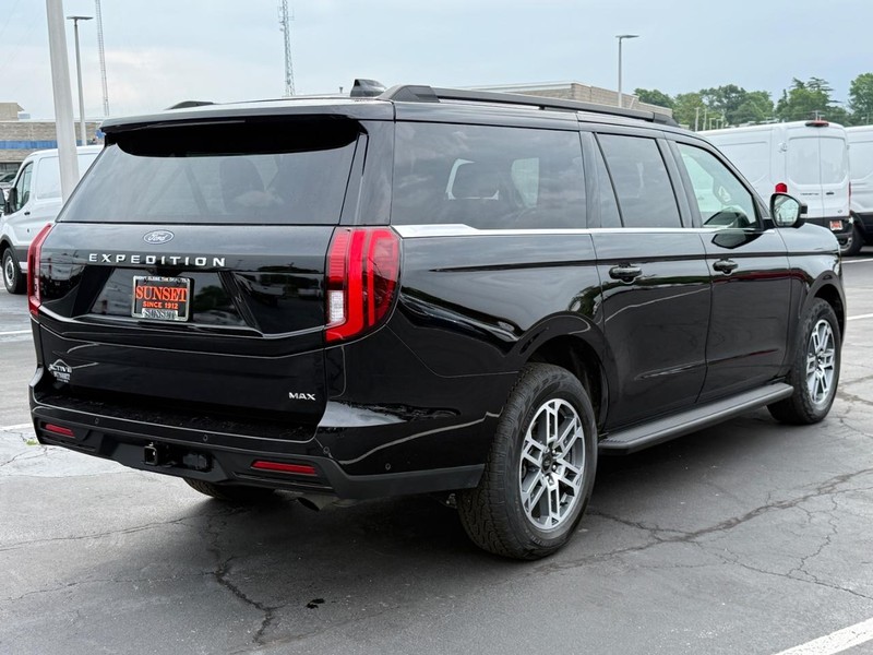 Ford Expedition Max Vehicle Full-screen Gallery Image 03