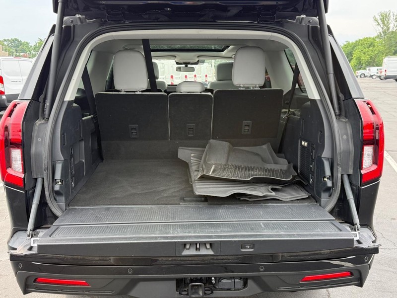 Ford Expedition Max Vehicle Full-screen Gallery Image 04