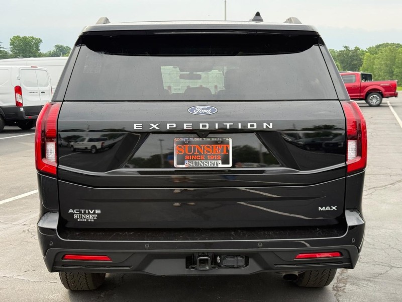 Ford Expedition Max Vehicle Full-screen Gallery Image 05