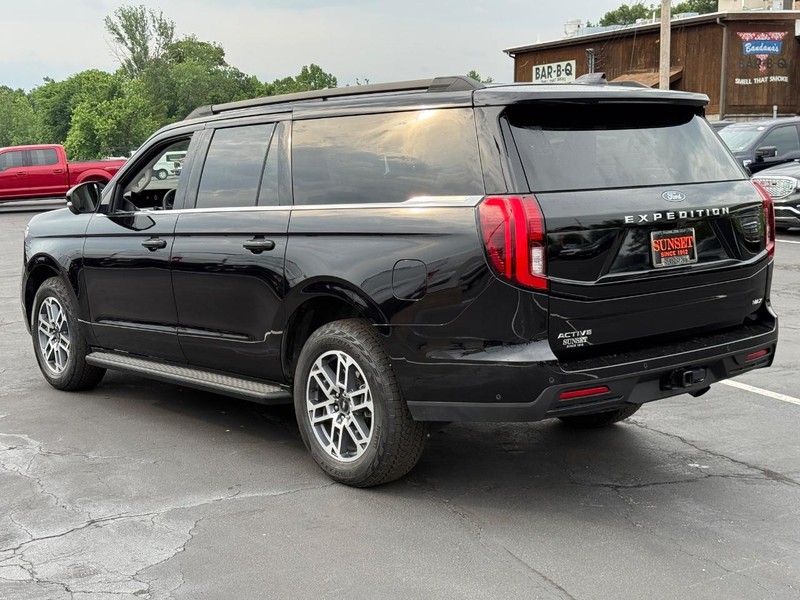 Ford Expedition Max Vehicle Full-screen Gallery Image 08