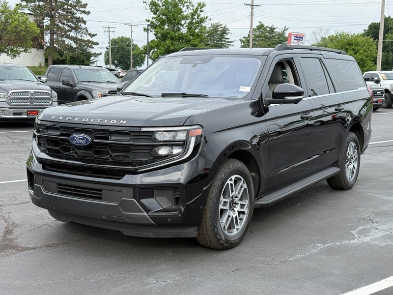 Ford Expedition Max Vehicle Full-screen Gallery Image 09