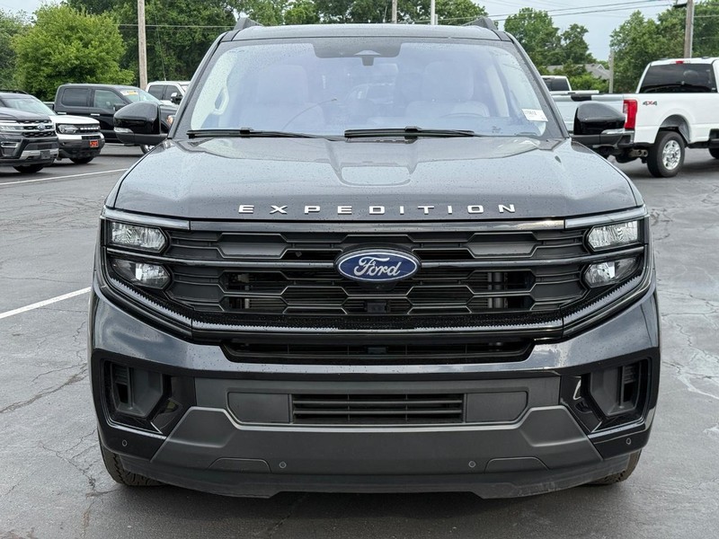 Ford Expedition Max Vehicle Full-screen Gallery Image 10