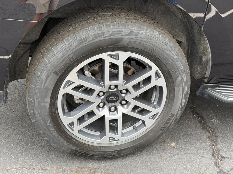 Ford Expedition Max Vehicle Full-screen Gallery Image 11