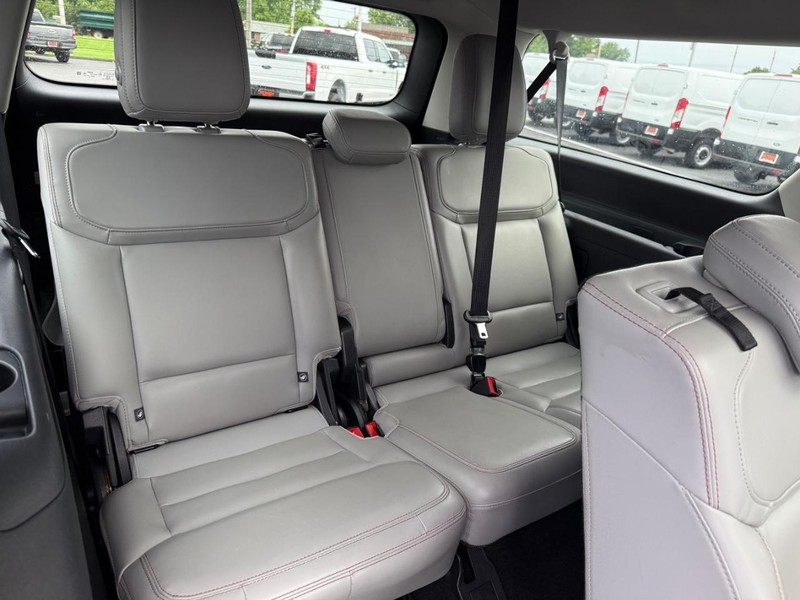 Ford Expedition Max Vehicle Full-screen Gallery Image 12