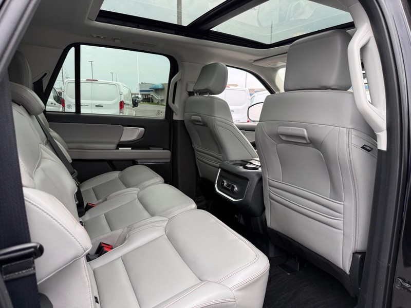 Ford Expedition Max Vehicle Full-screen Gallery Image 13