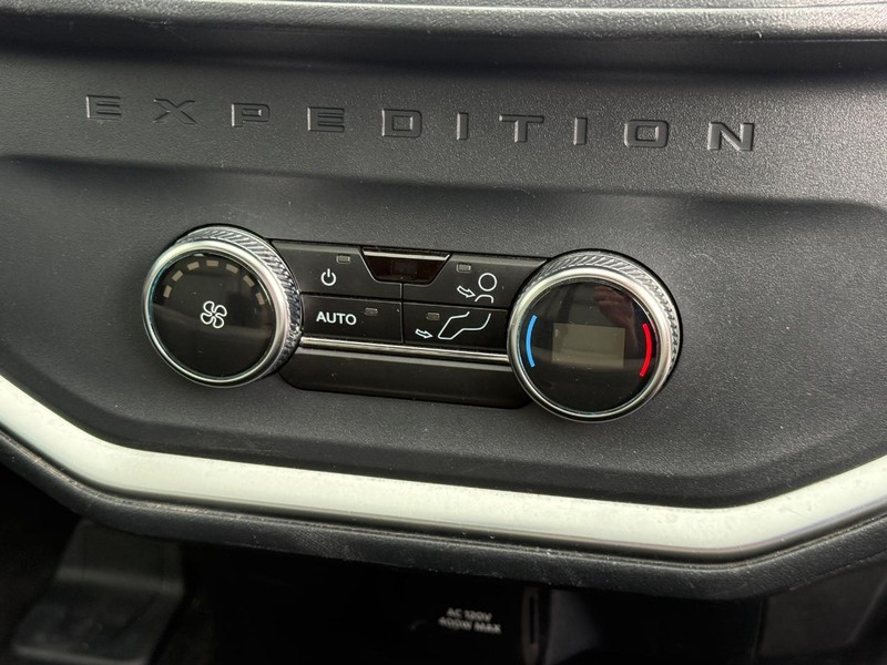 Ford Expedition Max Vehicle Full-screen Gallery Image 14