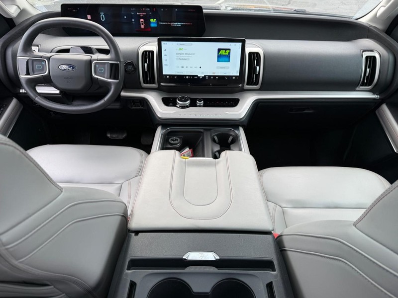 Ford Expedition Max Vehicle Full-screen Gallery Image 15