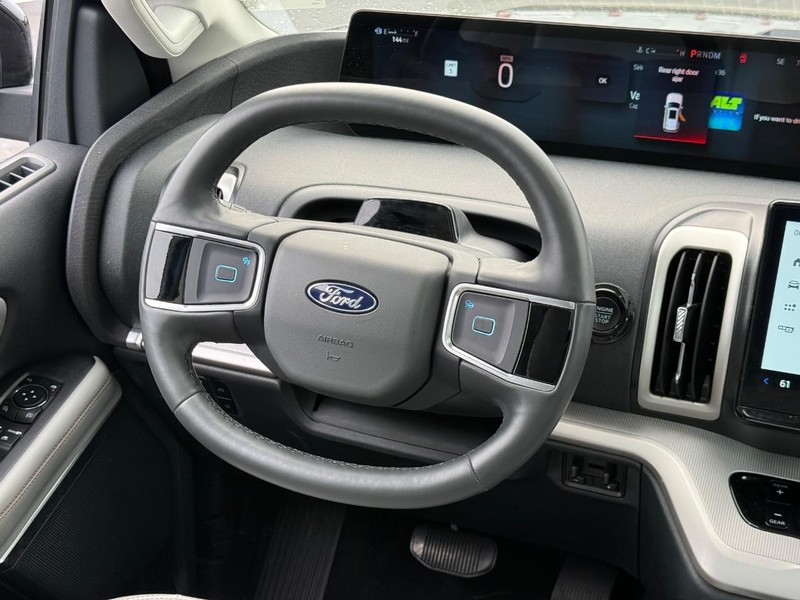 Ford Expedition Max Vehicle Full-screen Gallery Image 16