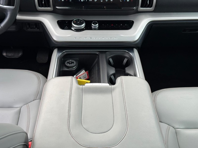 Ford Expedition Max Vehicle Full-screen Gallery Image 18