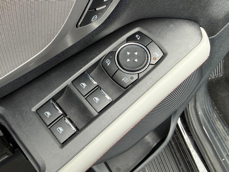 Ford Expedition Max Vehicle Full-screen Gallery Image 19