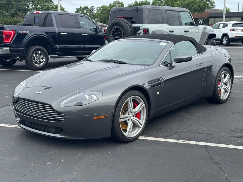 Aston Martin Vantage Vehicle Full-screen Gallery Image 01