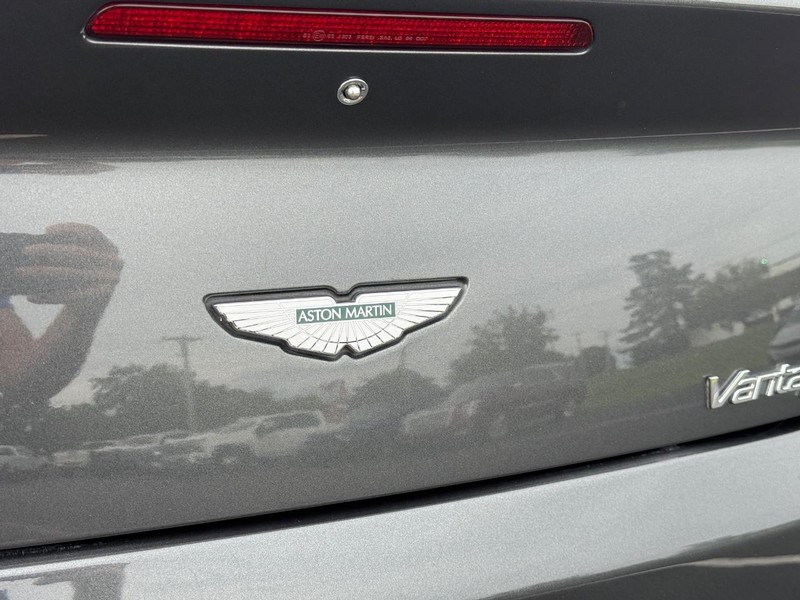 Aston Martin Vantage Vehicle Full-screen Gallery Image 07