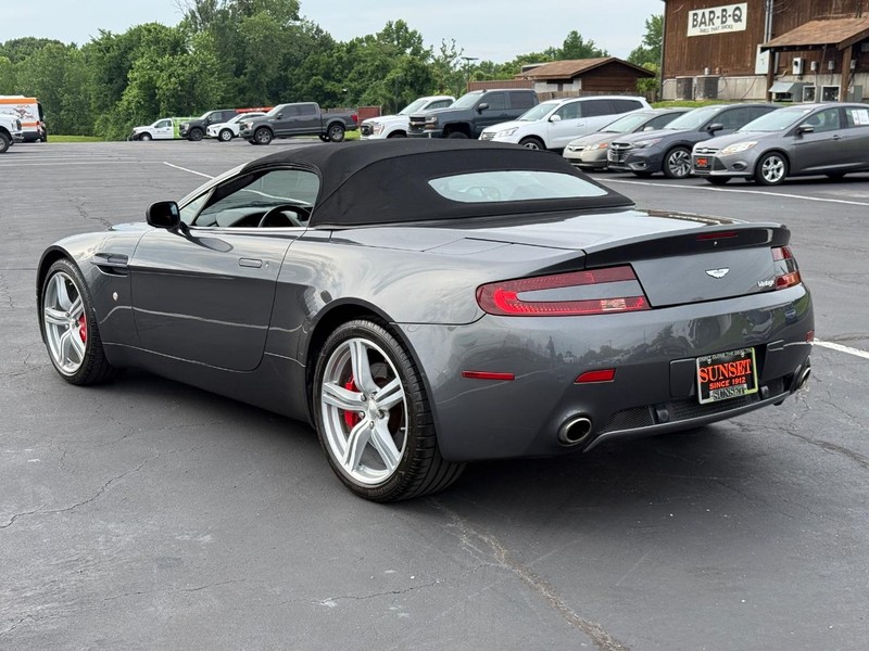 Aston Martin Vantage Vehicle Full-screen Gallery Image 08