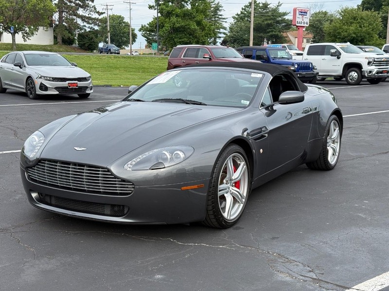 Aston Martin Vantage Vehicle Full-screen Gallery Image 10