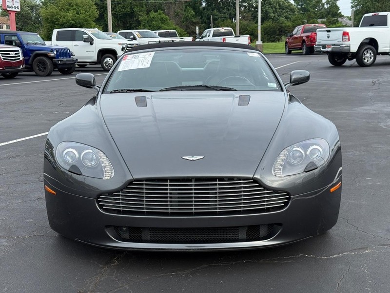 Aston Martin Vantage Vehicle Full-screen Gallery Image 11