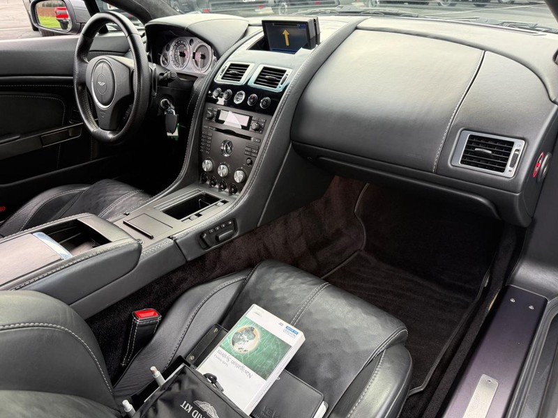 Aston Martin Vantage Vehicle Full-screen Gallery Image 12