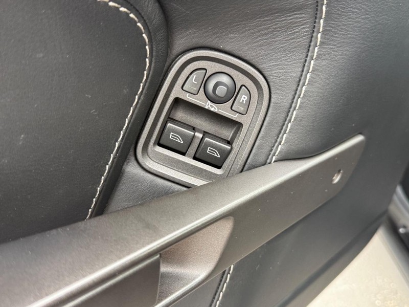 Aston Martin Vantage Vehicle Full-screen Gallery Image 13