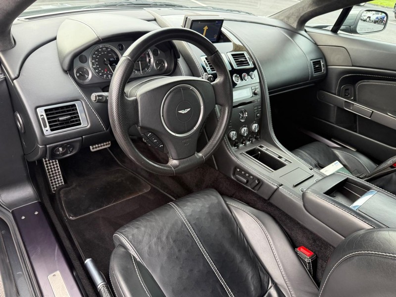 Aston Martin Vantage Vehicle Full-screen Gallery Image 14